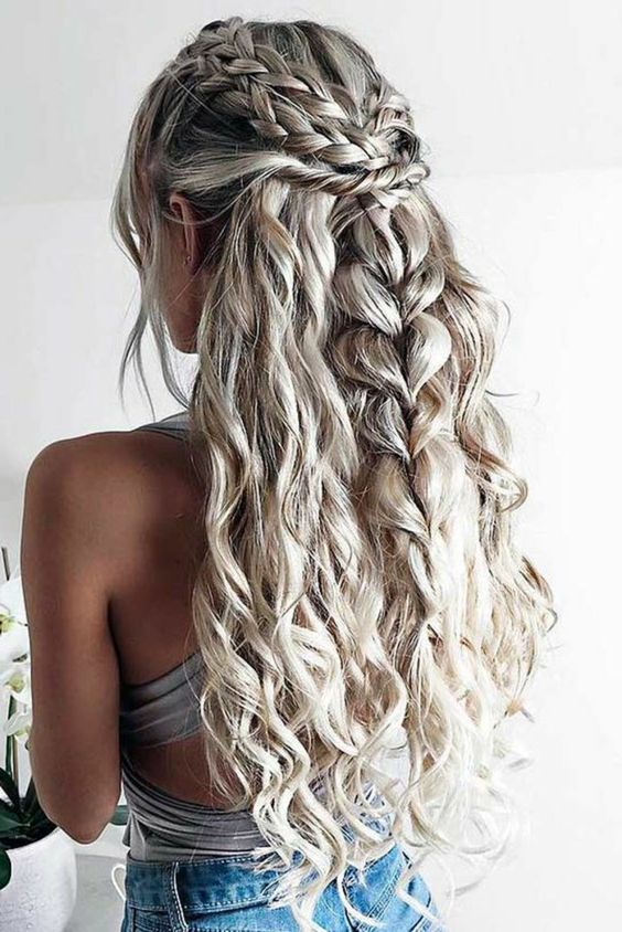 Como Evitar o Frizz em Cabelos Cacheados Longos: Dicas de Proteção Noturna