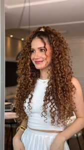 Guia Completo de Ferramentas e Produtos Essenciais para Cabelos Cacheados Longos