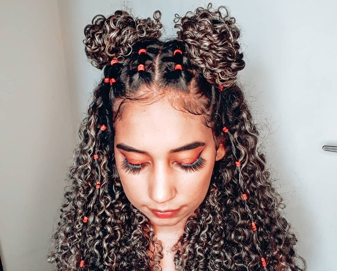 penteados com liguinhas coloridas cabelo ondulado