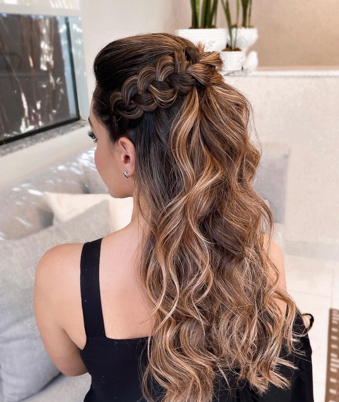 penteados para cabelos ondulados curtos vs longos