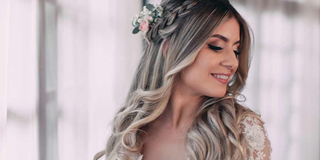 Acessórios Essenciais para Penteados Soltos de Noiva: Tiara, Véu e Coroa de Flores