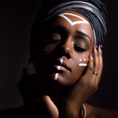 pinturas afros no corpo feminino