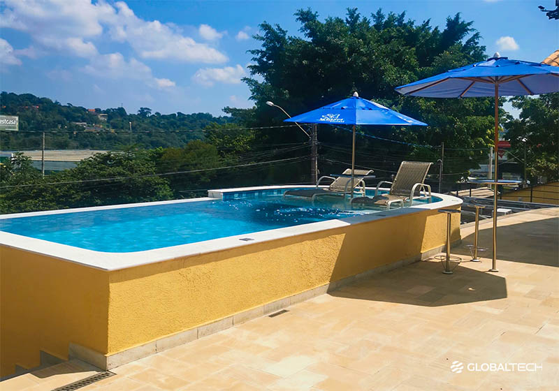 Piscina elevada com deck