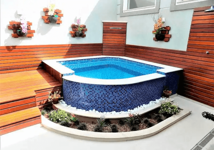 Deck para piscina em terreno inclinado