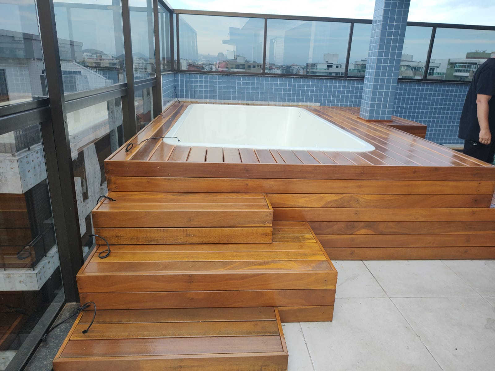 Piscina com deck de porcelanato