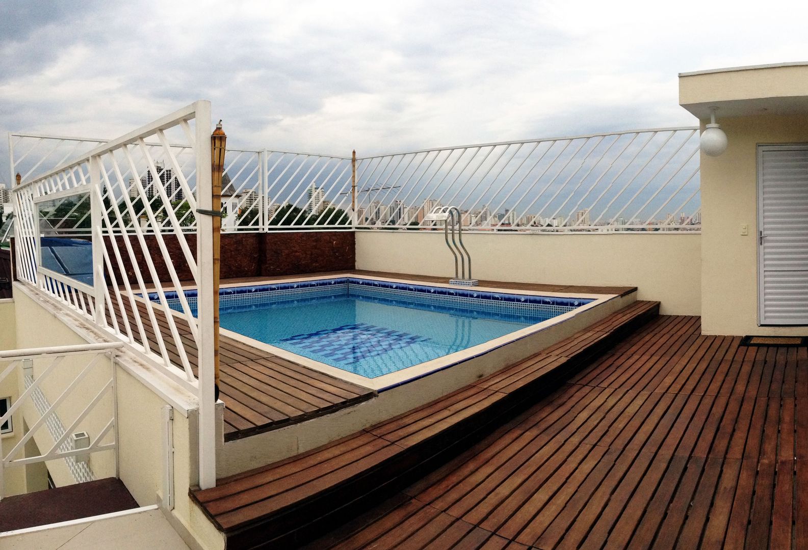 Piscina com deck moderno