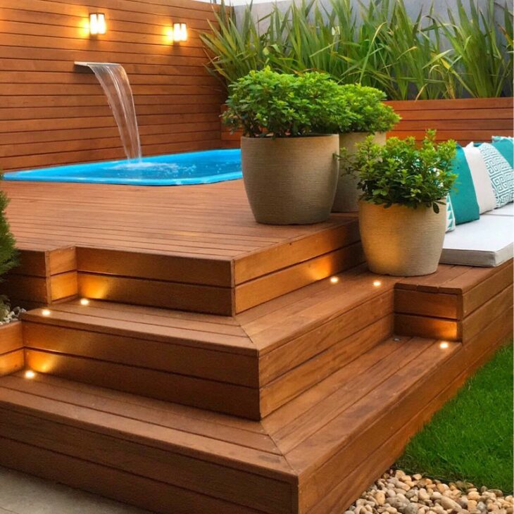 Piscina com deck e escada