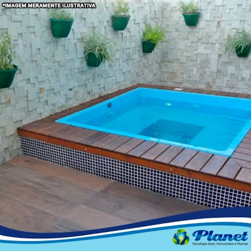Piscina com plataforma elevada