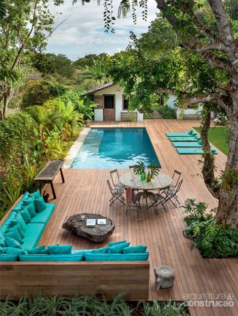 Deck para piscina em terreno inclinado