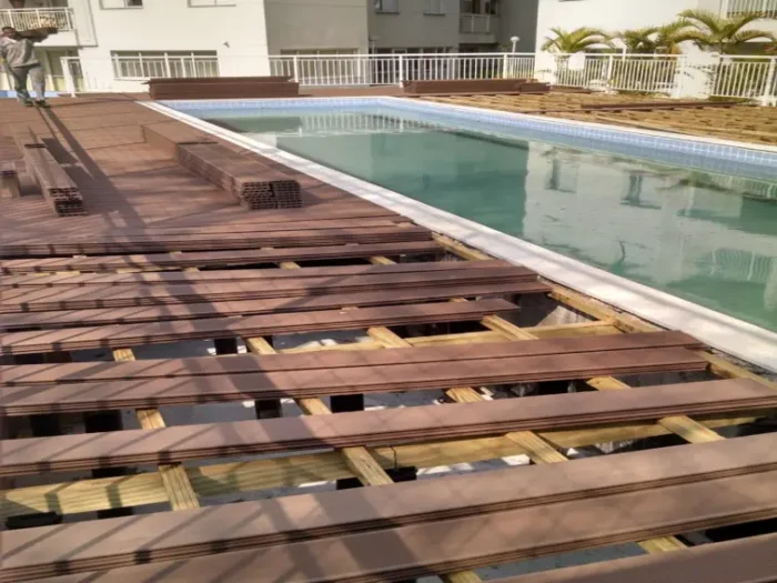 Piscina com plataforma elevada