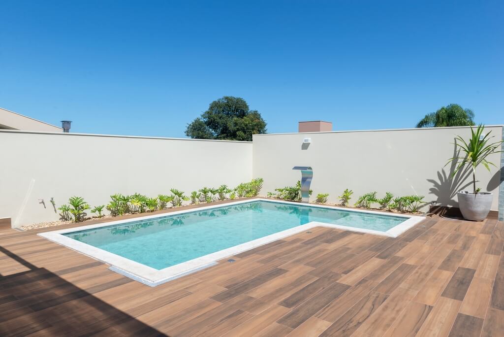 Deck de madeira para piscina elevada