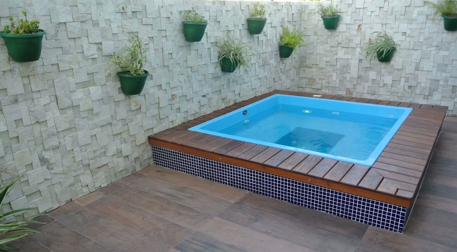 Piscina com deck de porcelanato