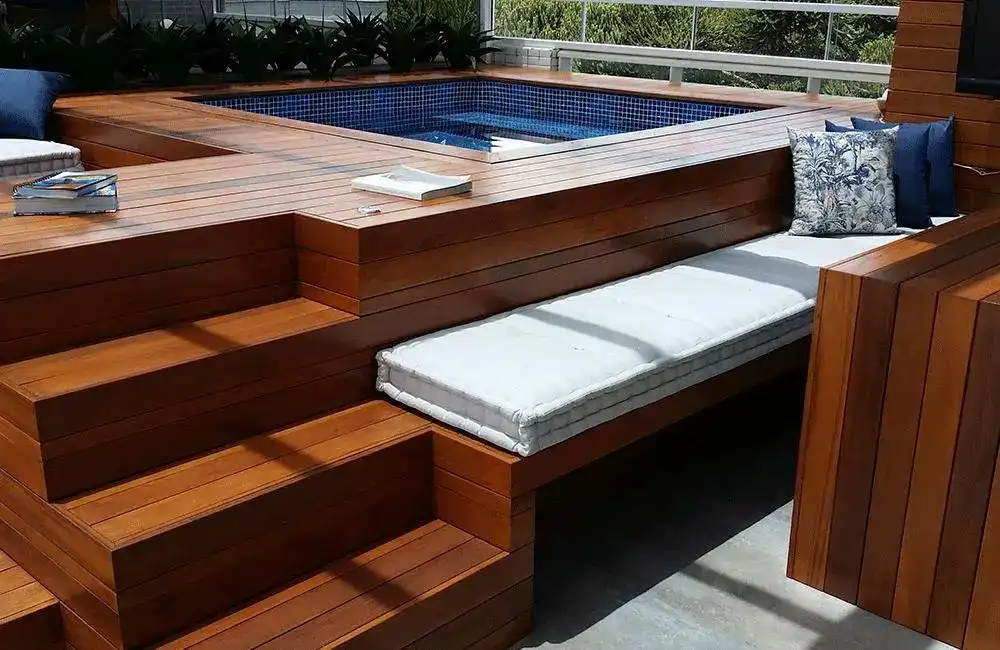 Construção de deck para piscina elevada