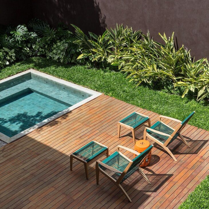 Piscina com deck e escada