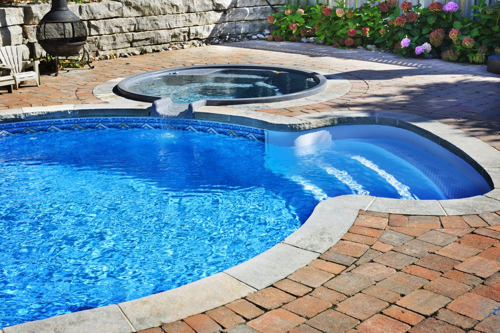 Piscina com jatos de hidromassagem