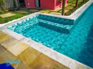 Piscina com prainha e hidro