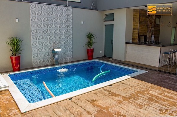 área de lazer pequena com piscina