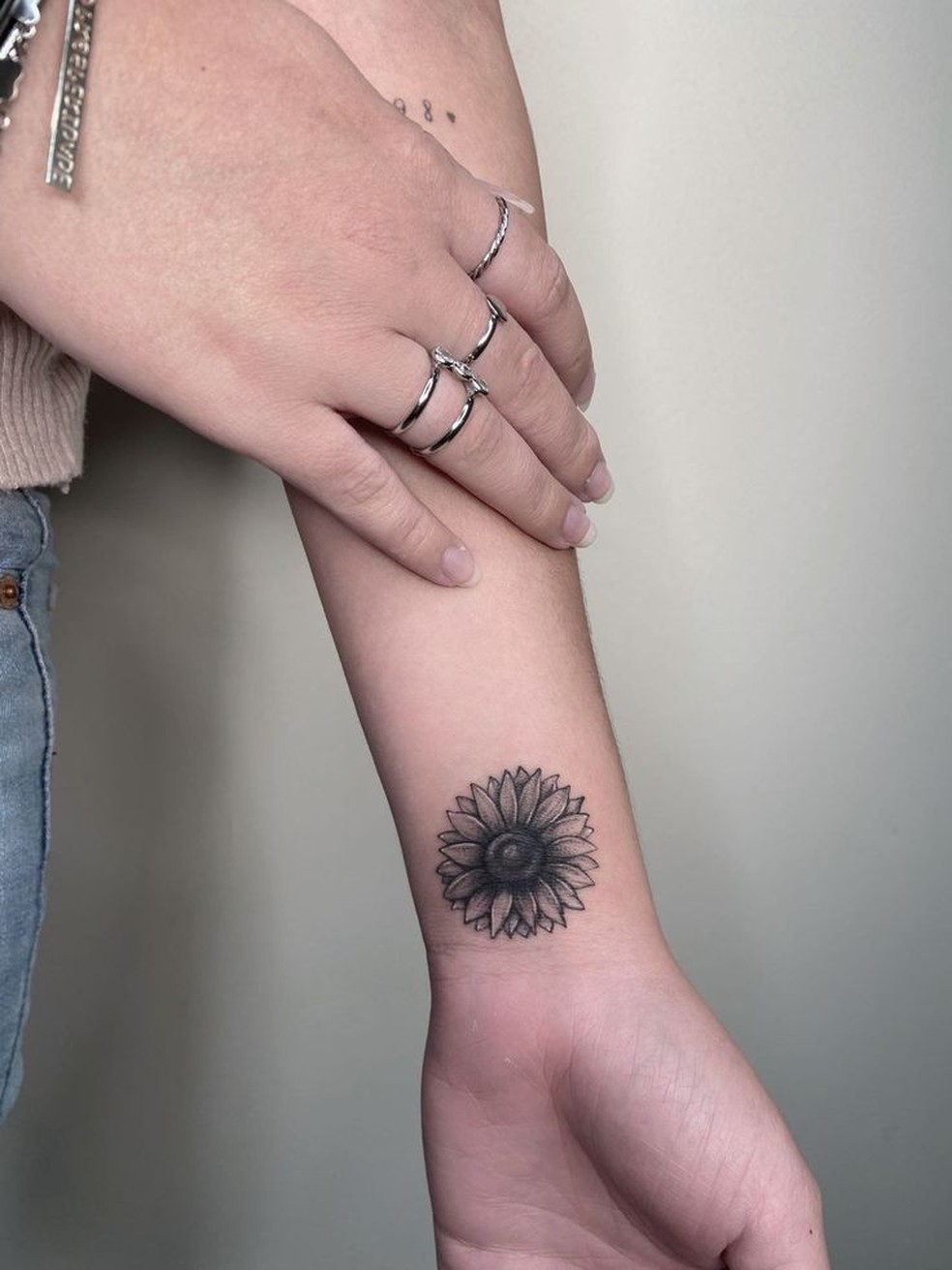 tatuagem girassol pequena pulso significado