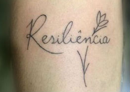 ideias tatuagem resiliencia feminina pequena