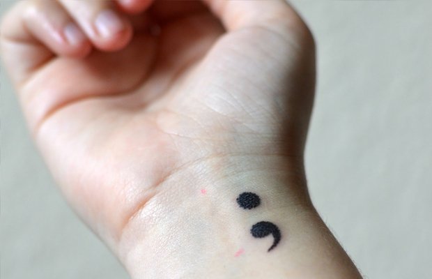 ideias tatuagem ponto e virgula delicada