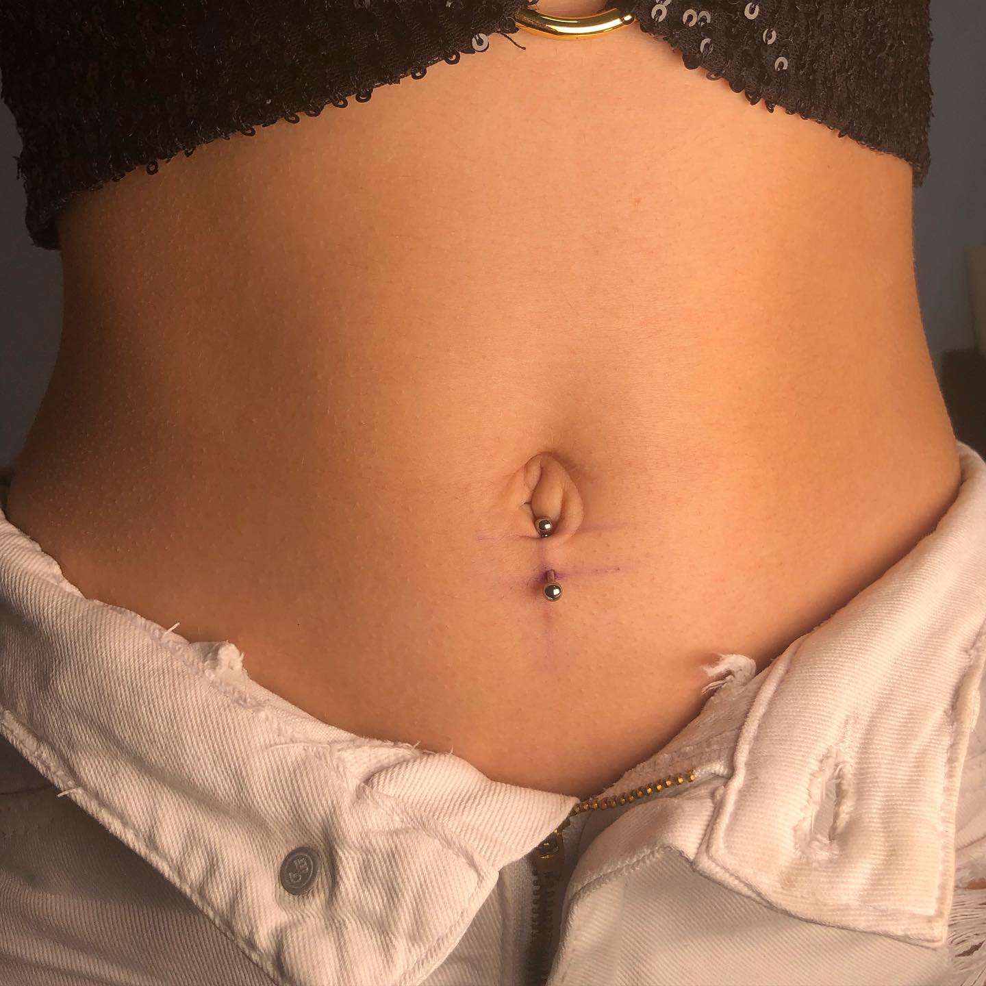 Diferenças entre Materiais de Piercing: Por Que o Titânio é o Melhor para o Umbigo