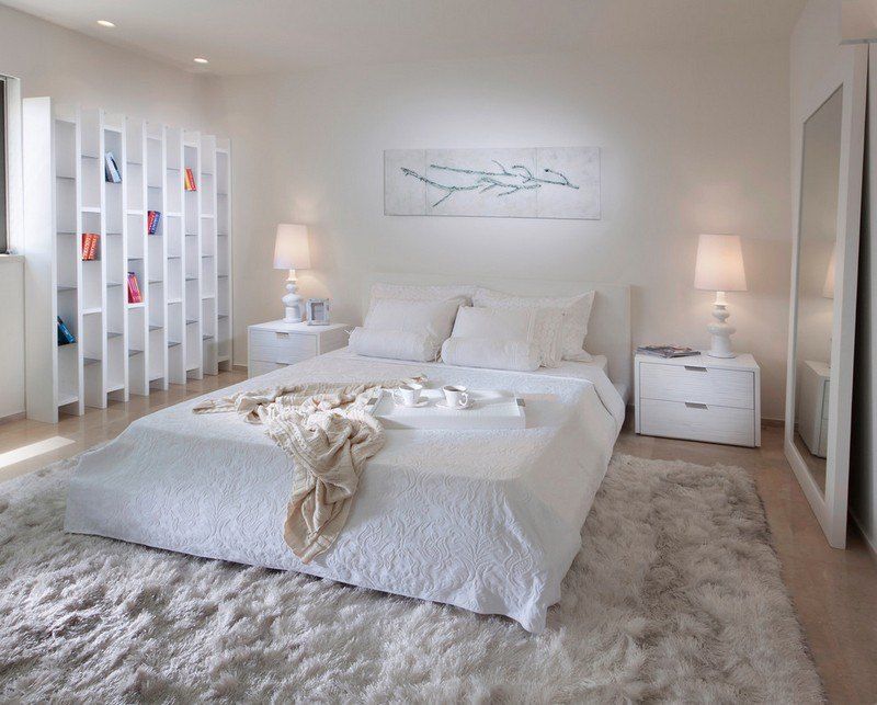 quarto de casal com pouca mobília