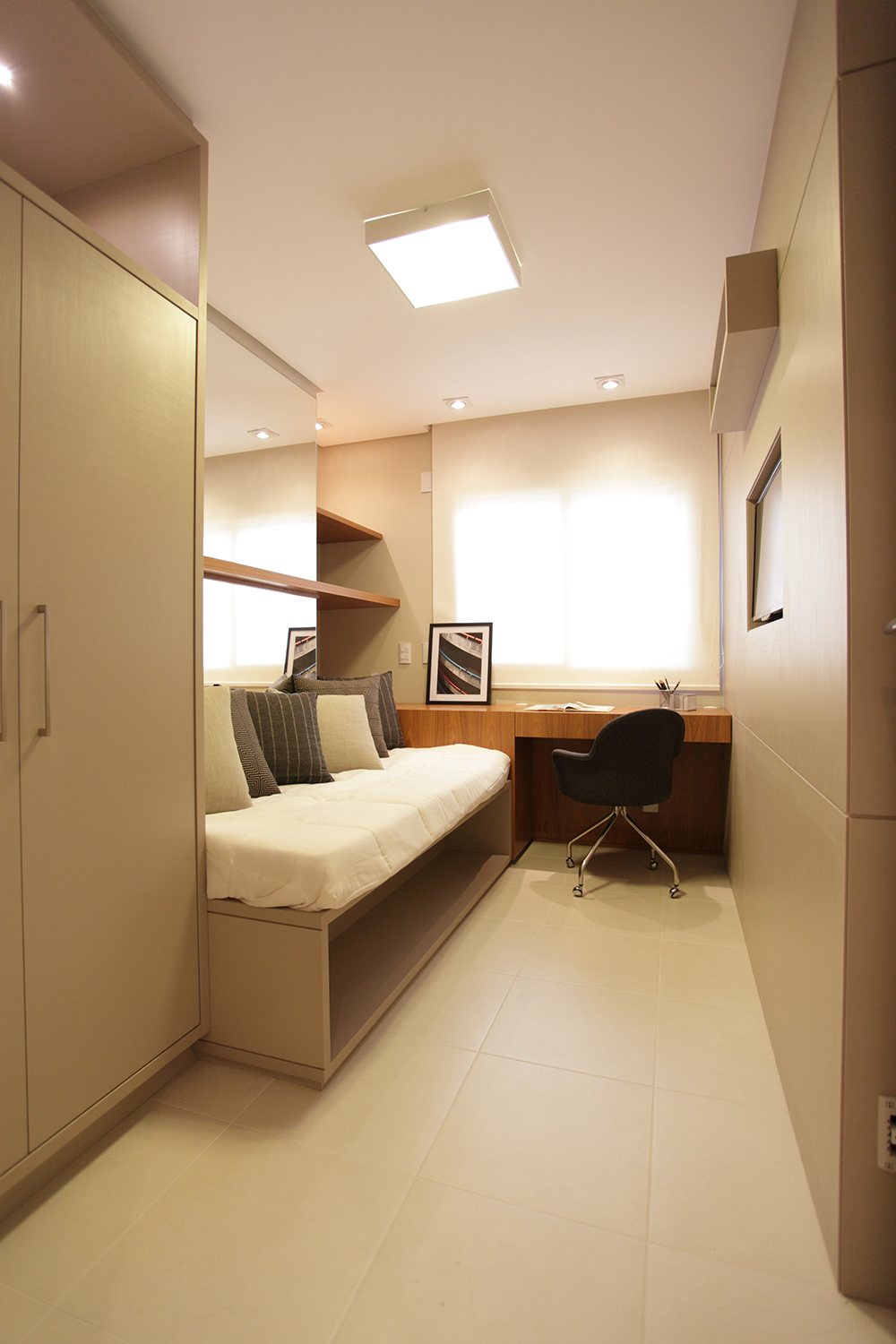 Quarto de solteiro planejado com escrivaninha