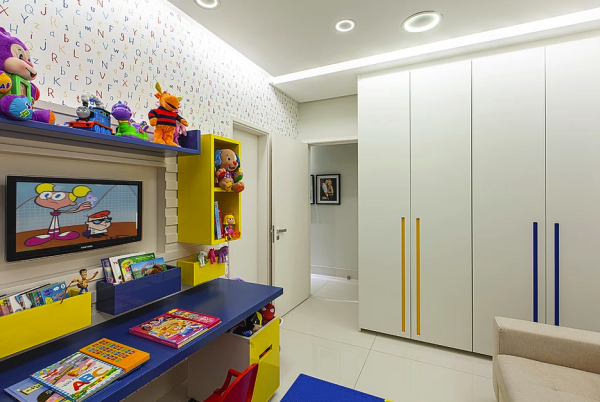 Quarto de solteiro planejado com espelho
