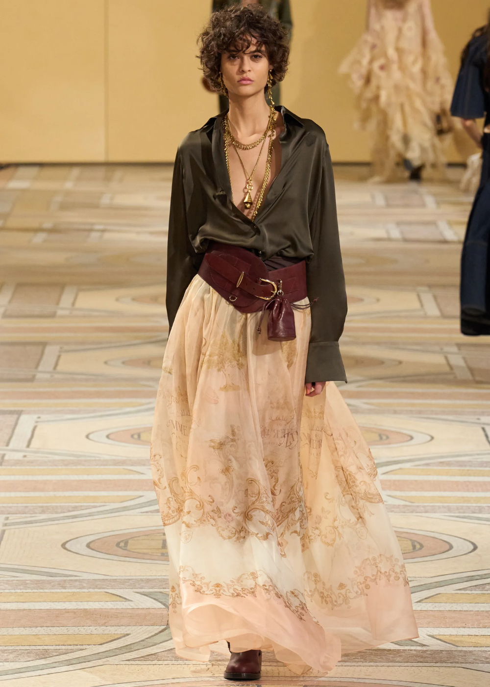 investindo em peças chave: quiet luxury ou boho chic?