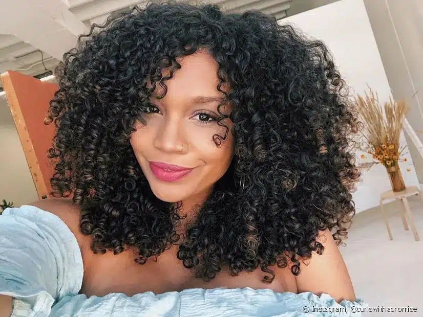 Benefícios da maisena e leite de coco para cabelos cacheados