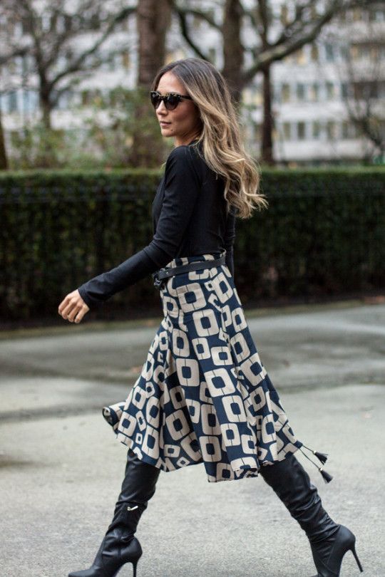 looks de outono com saia e bota