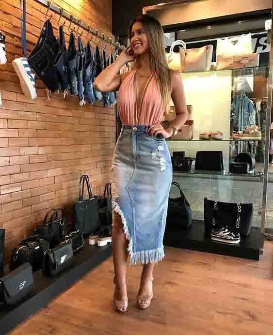 saia midi jeans com salto