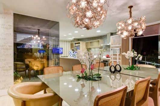 sala de jantar moderna com cores