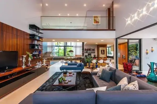 sala de estar grande e moderna