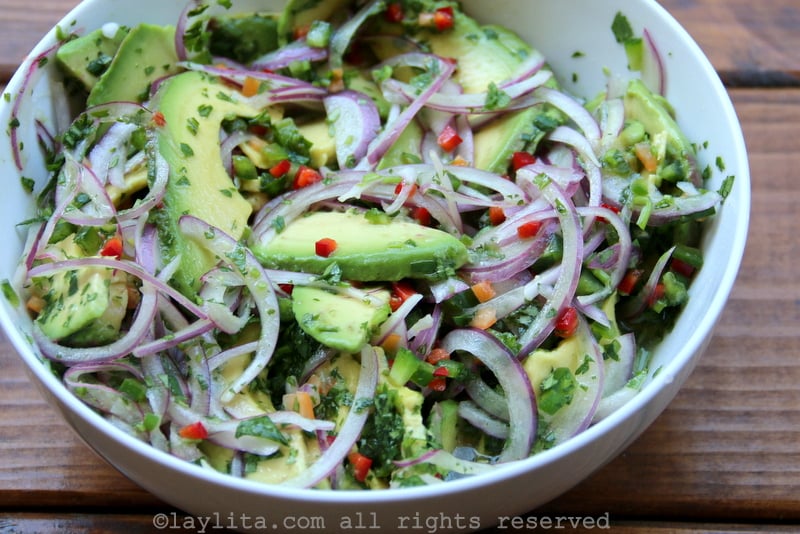 salada de abacate com tomate cereja e nozes