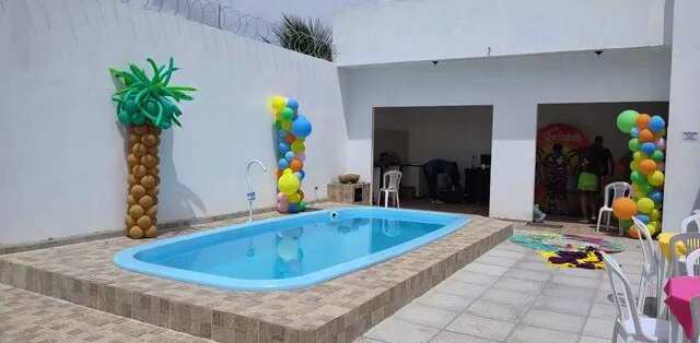 Salão de festas com piscina e churrasqueira