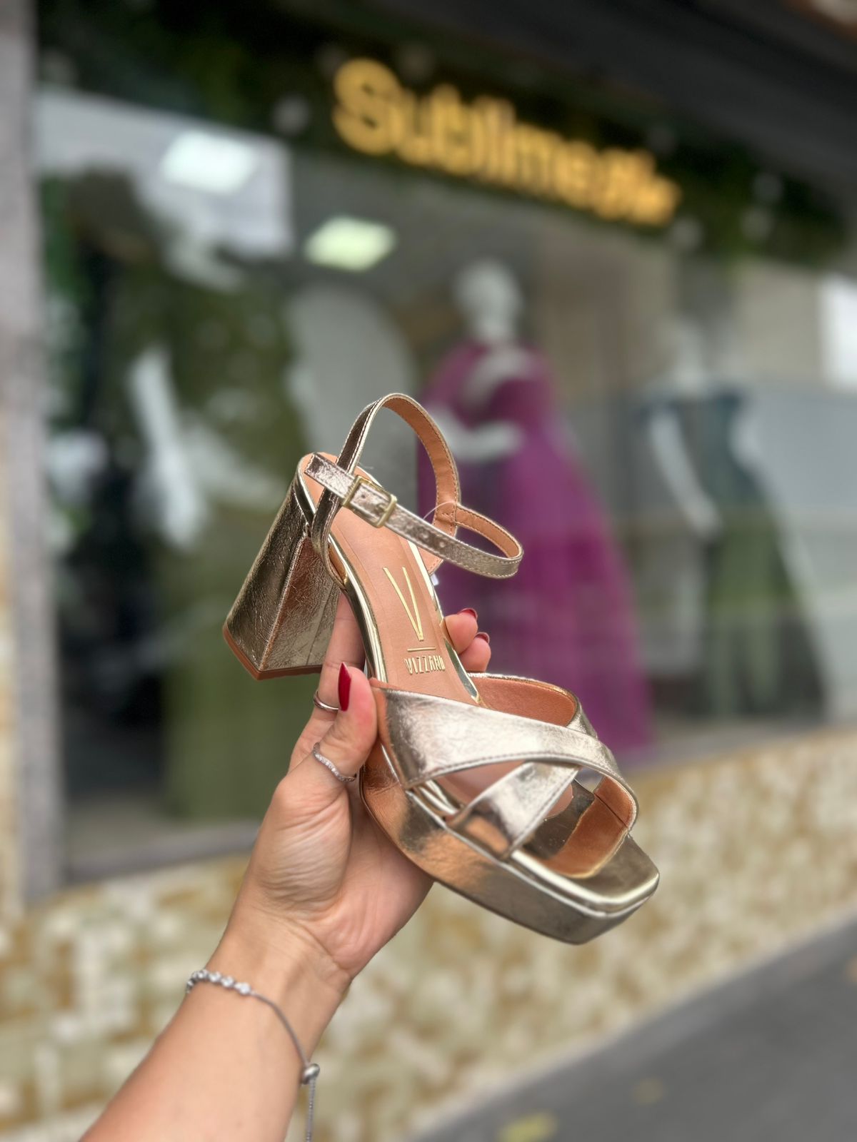 sandália dourada com vestido