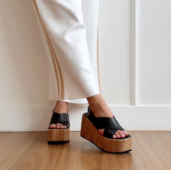 sandália plataforma preta elegante
