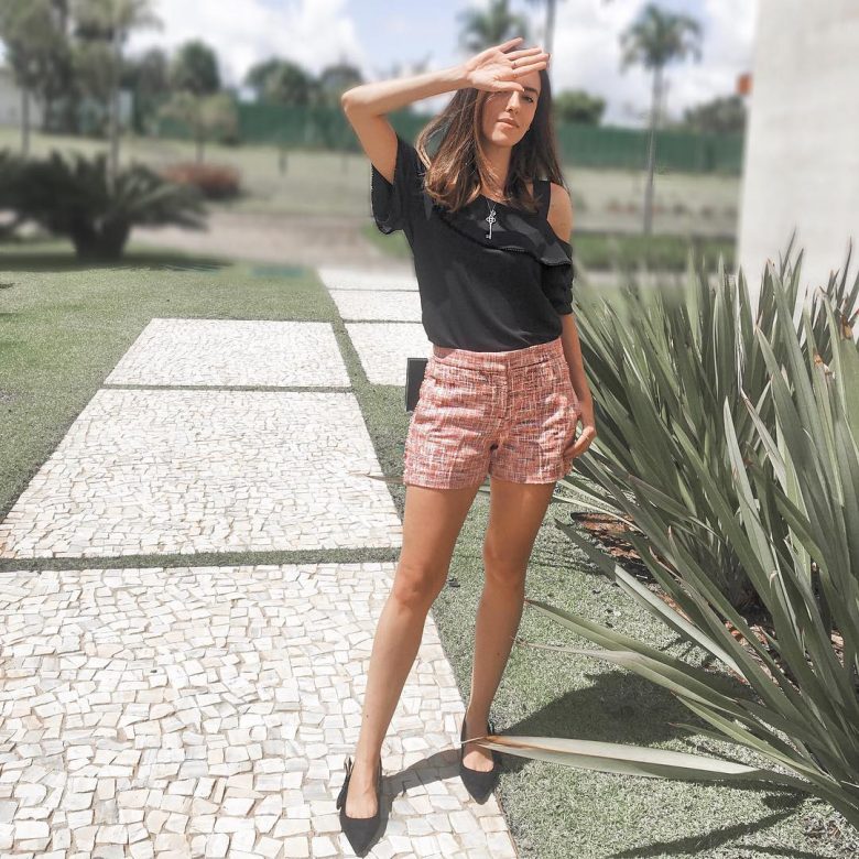 looks com sandália preta