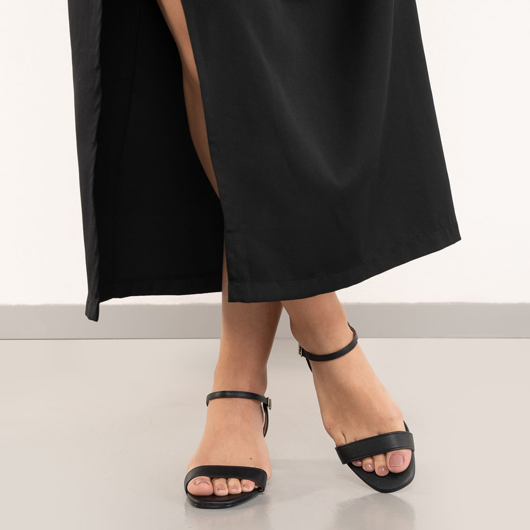 sandália preta Vizzano com detalhe dourado looks