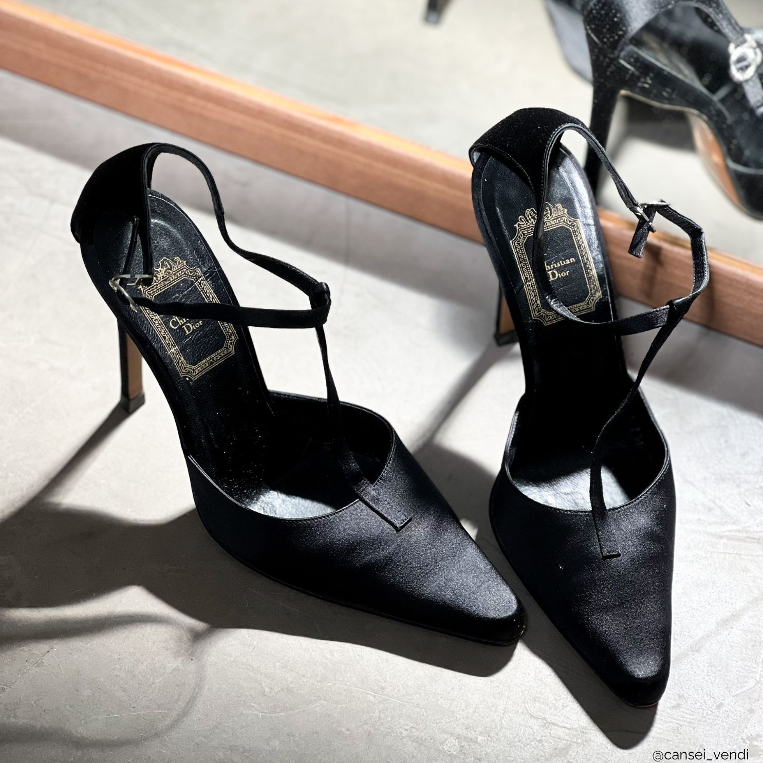 1. Como Escolher o Scarpin Perfeito para Cada Ocasião Formal
2. Tendências 2026: Salto Baixo (Kitten Heel) Confortável e Elegante
3. Guia Completo de Mules e Mocassins para um Visual Casual Chic
4. Sandálias de Salto Bloco: Conforto e Elegância para Festas Longas
5. Marcas de Sapatos Elegantes Femininos: Arezzo vs Santa Lolla vs Usaflex