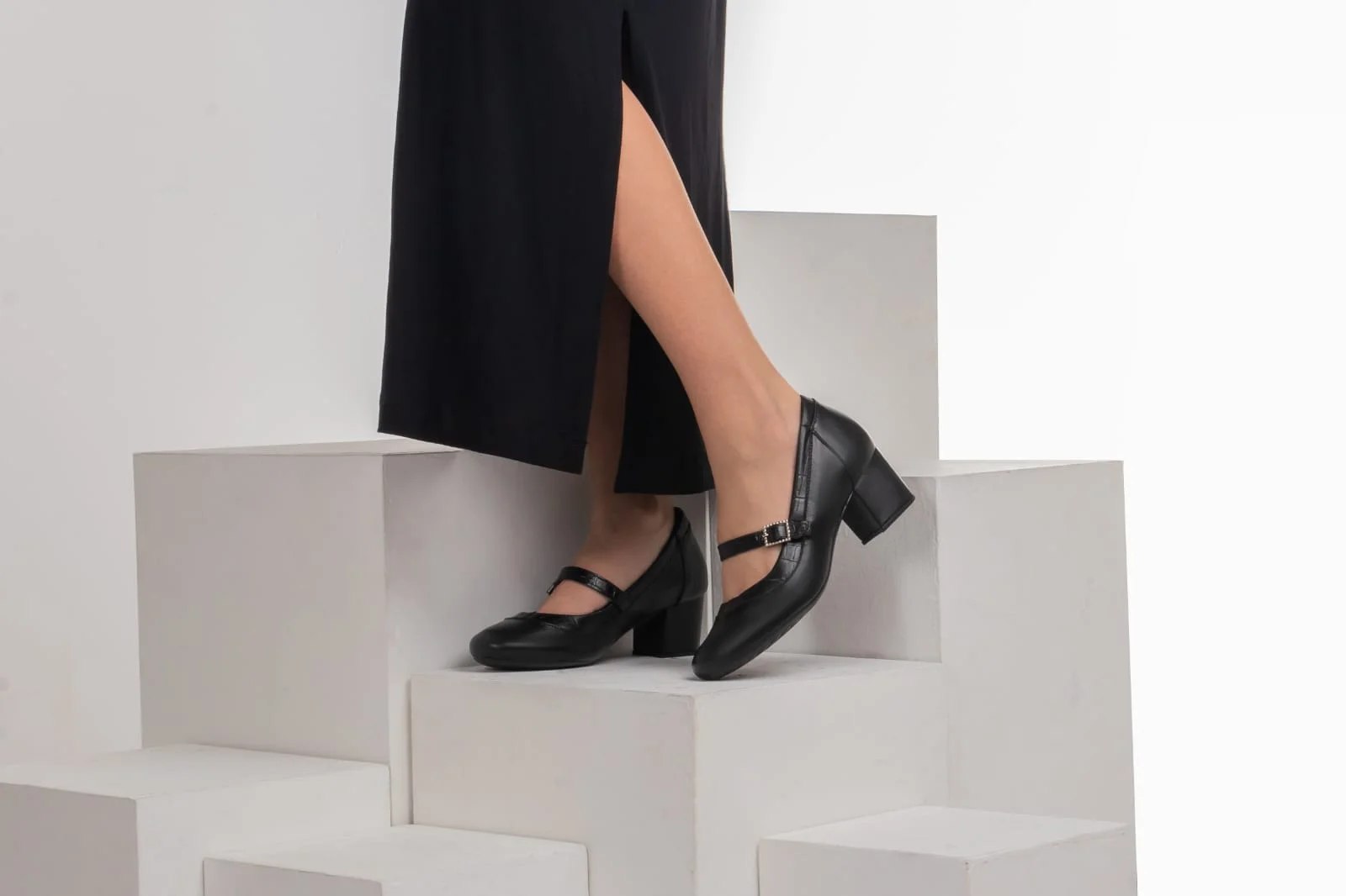 1. Como Escolher o Sapato Social Ideal para Trabalhar o Dia Todo em Pé
2. Scarpin Confortável: 5 Modelos que Unem Elegância e Bem-Estar
3. Guia Completo de Sapatos de Salto Bloco para o Dia a Dia
4. Loafers e Mocassins: Opções Formais sem Sacrifício do Conforto
5. Cuidados com os Pés: Como Identificar um Sapato Realmente Confortável