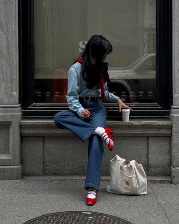 sapato vermelho e jeans