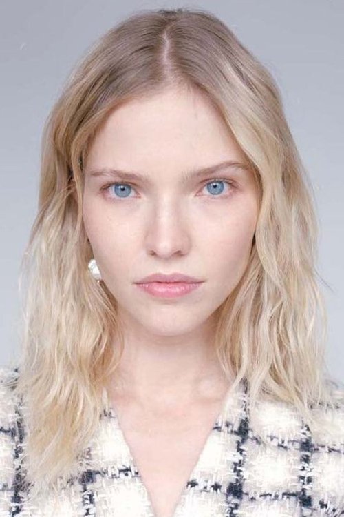 O Estilo Icônico de Sasha Luss: Do Loiro Platinado às Tendências