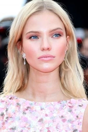 O Estilo Icônico de Sasha Luss: Do Loiro Platinado às Tendências