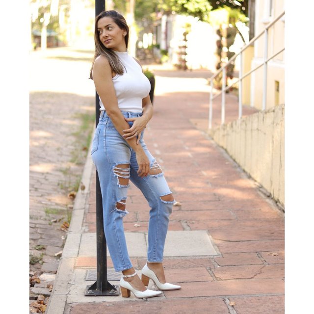 scarpin branco vizzano com detalhe dourado