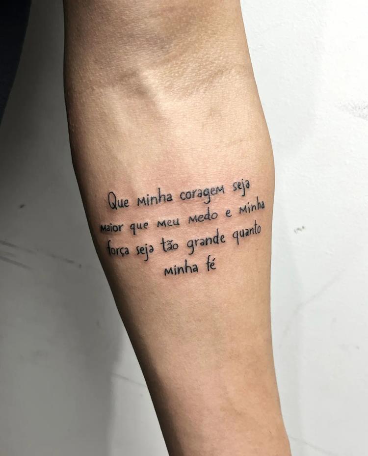 seja forte e corajoso tattoo