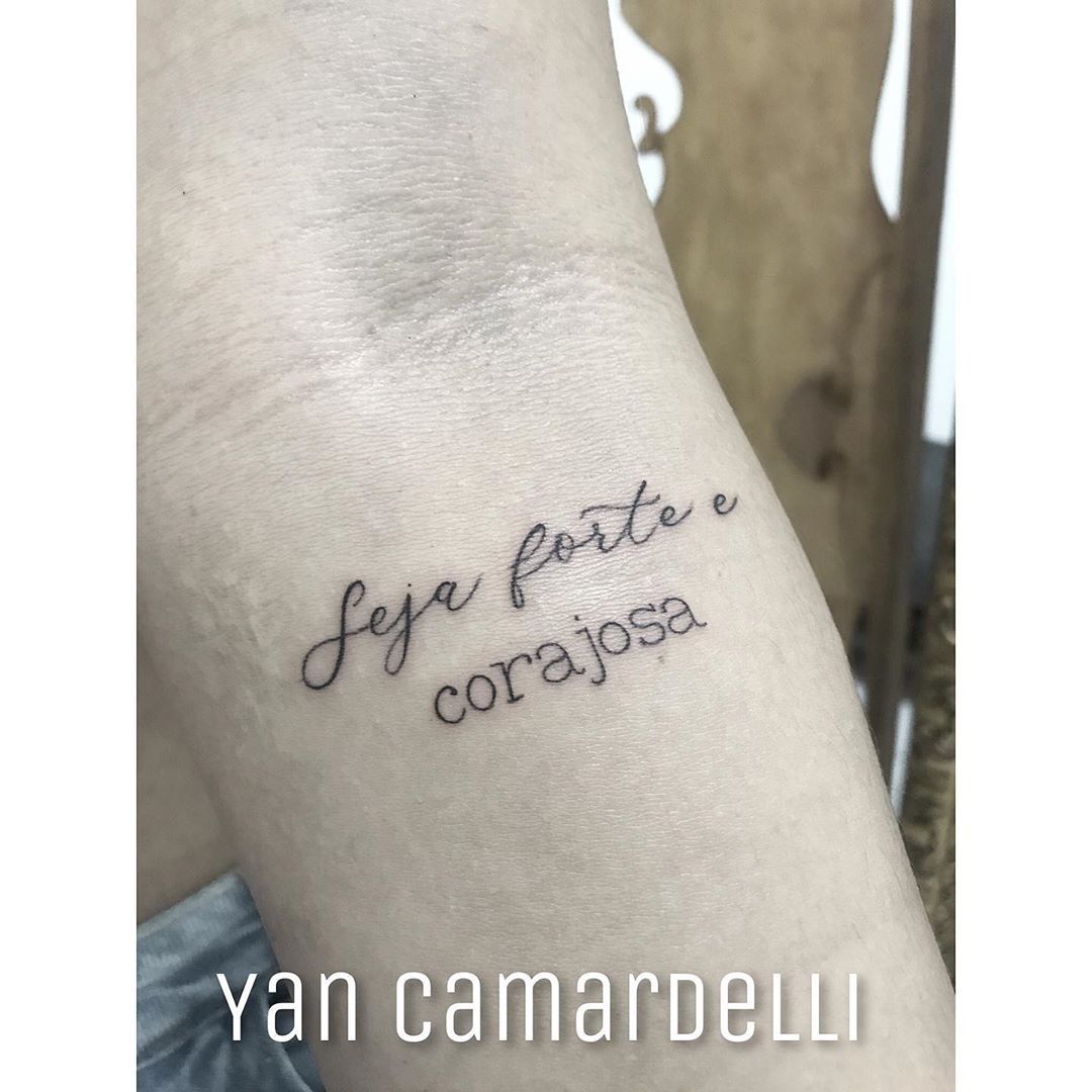 seja forte e corajoso tattoo