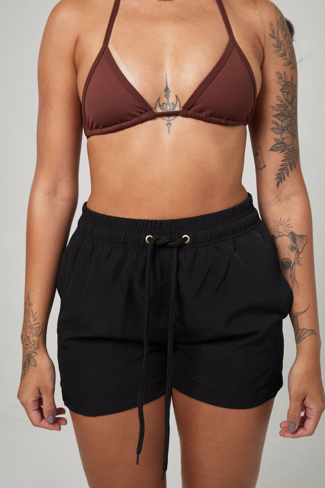1. Como escolher o tecido ideal para seu short de banho feminino? 2. Swim Shorts vs. Shorts de Praia: qual a diferença? 3. Guia completo de cuidados com shorts de banho em cloro e água salgada. 4. 5 estilos de shorts de banho feminino para diferentes ocasiões. 5. Marcas brasileiras de qualidade para shorts de banho femininos.