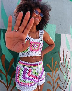 Shorts de crochê com detalhes de pedraria/miçangas